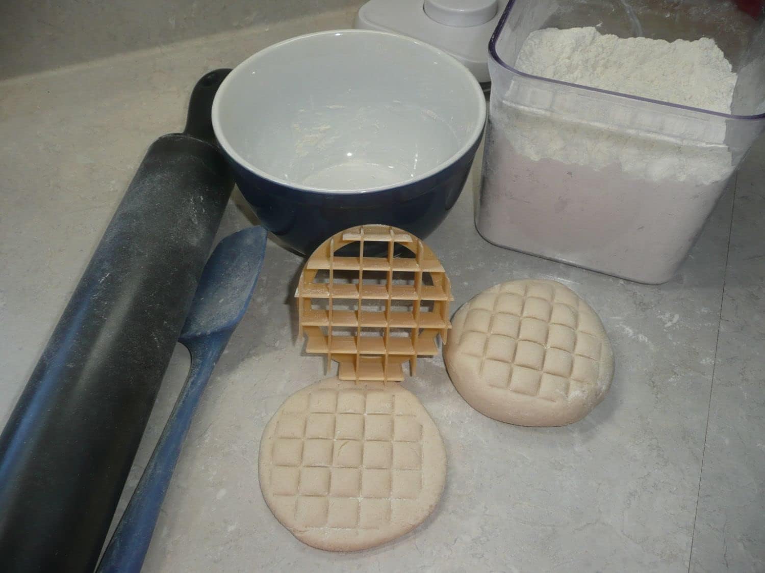 YNGLLC WAFFLE DESIGN CONCHA CUTTER 3 12 DIAMETER