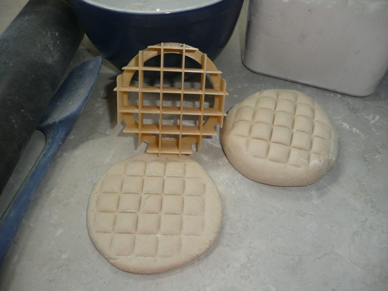 YNGLLC WAFFLE DESIGN CONCHA CUTTER 3 12 DIAMETER