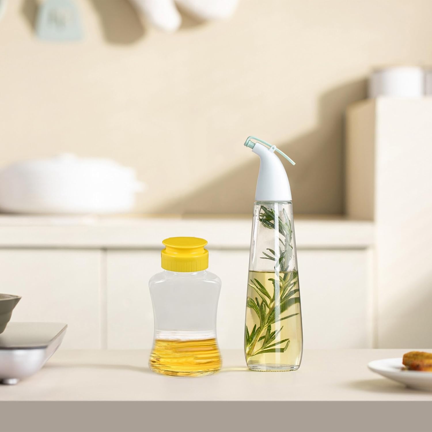 Luxshiny 180ml Condiment Squeeze Bottles with Funnel