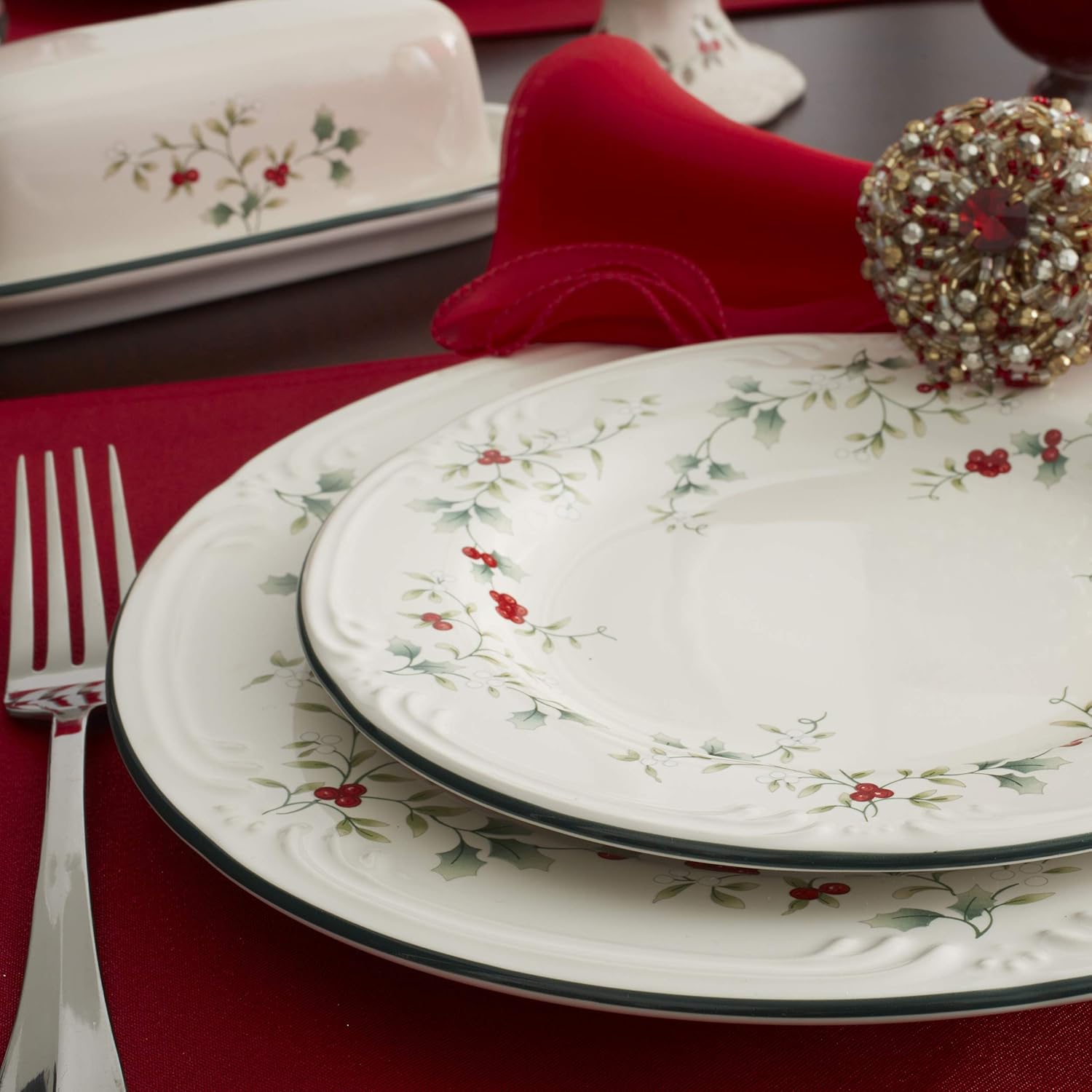 Pfaltzgraff Winterberry 16-Piece Dinnerware Set Service for 4 White